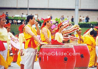 Xian people beat drum and gong to celebrate the Ancient Culture Art Festival